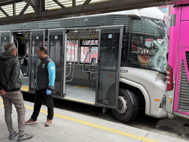 Korkunç kaza kamerada! Metrobüsten durağa böyle fırladılar