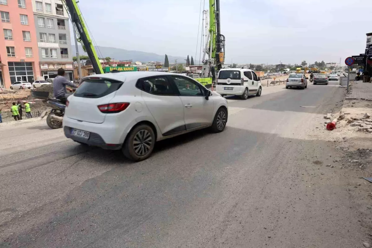 Hatay\'da Kamyon Otomobili Sürükledi