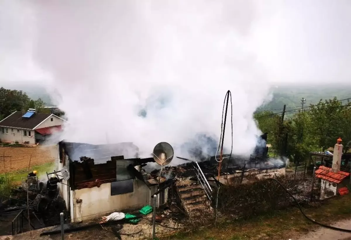 Sinop\'ta Ahşap Evde Yangın: Ev Kullanılamaz Hale Geldi