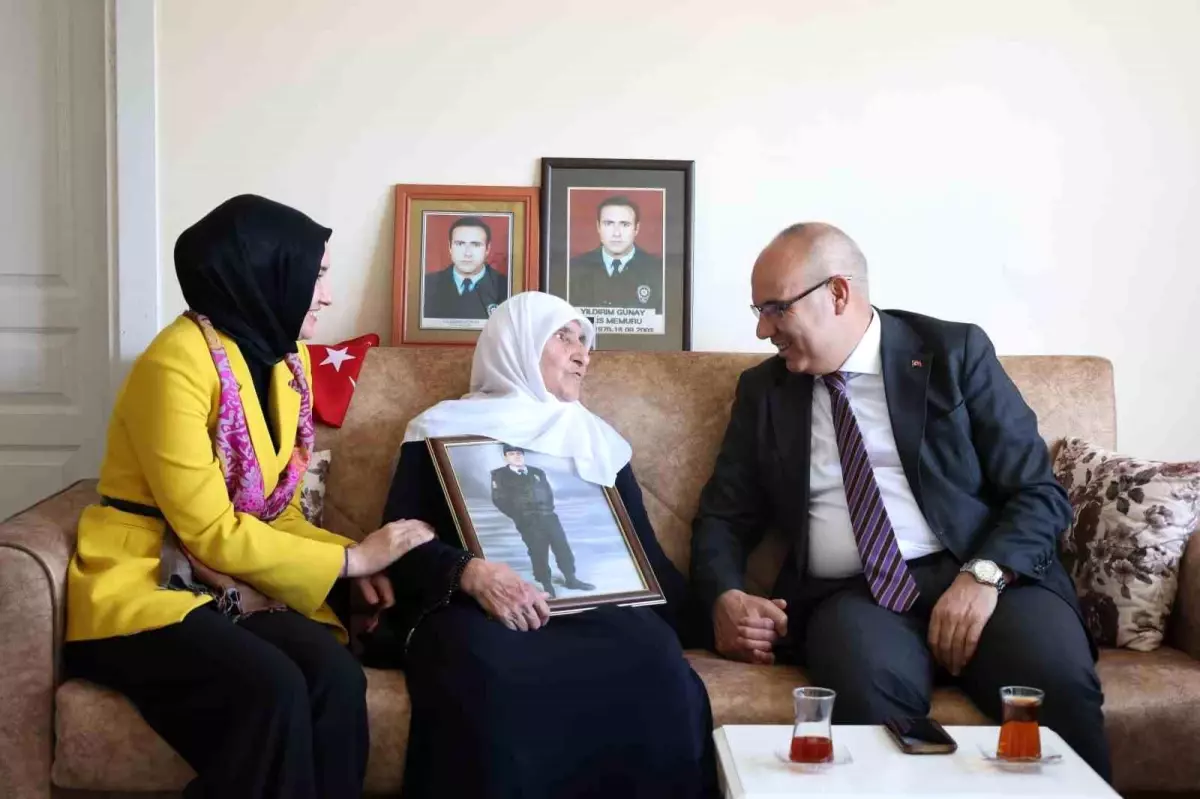 Ağrı Valisi Koç\'tan şehit annesine Anneler Günü ziyareti