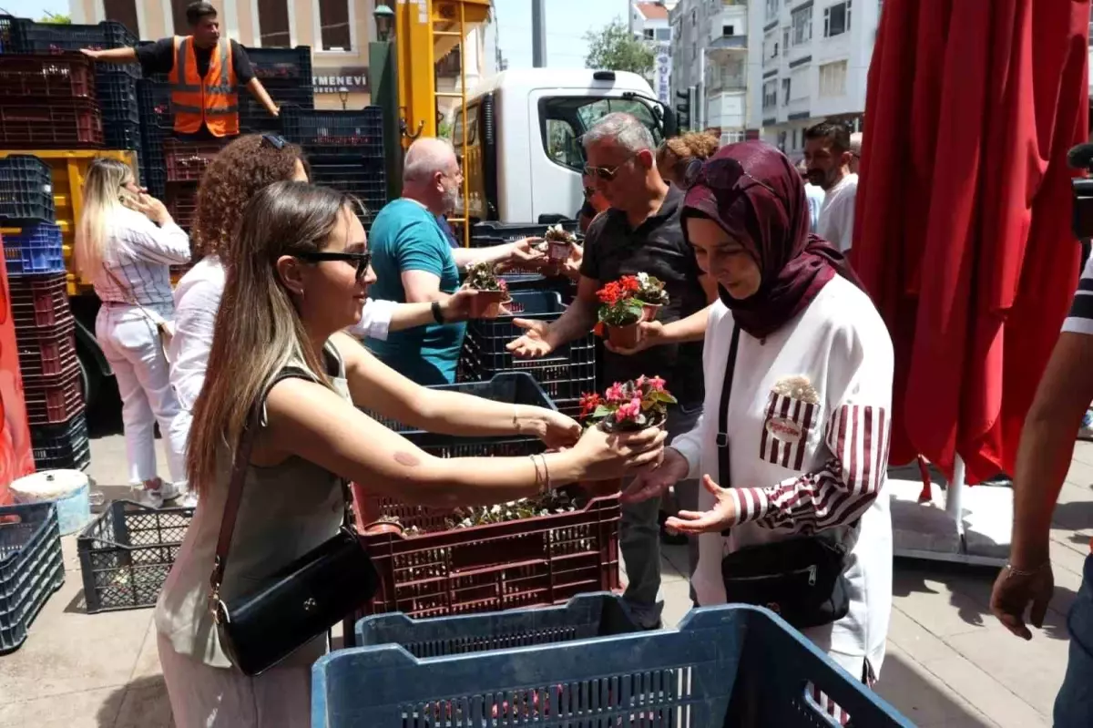 Antalya Büyükşehir Belediyesi\'nden Anneler Günü\'ne Özel Çiçek Dağıtımı