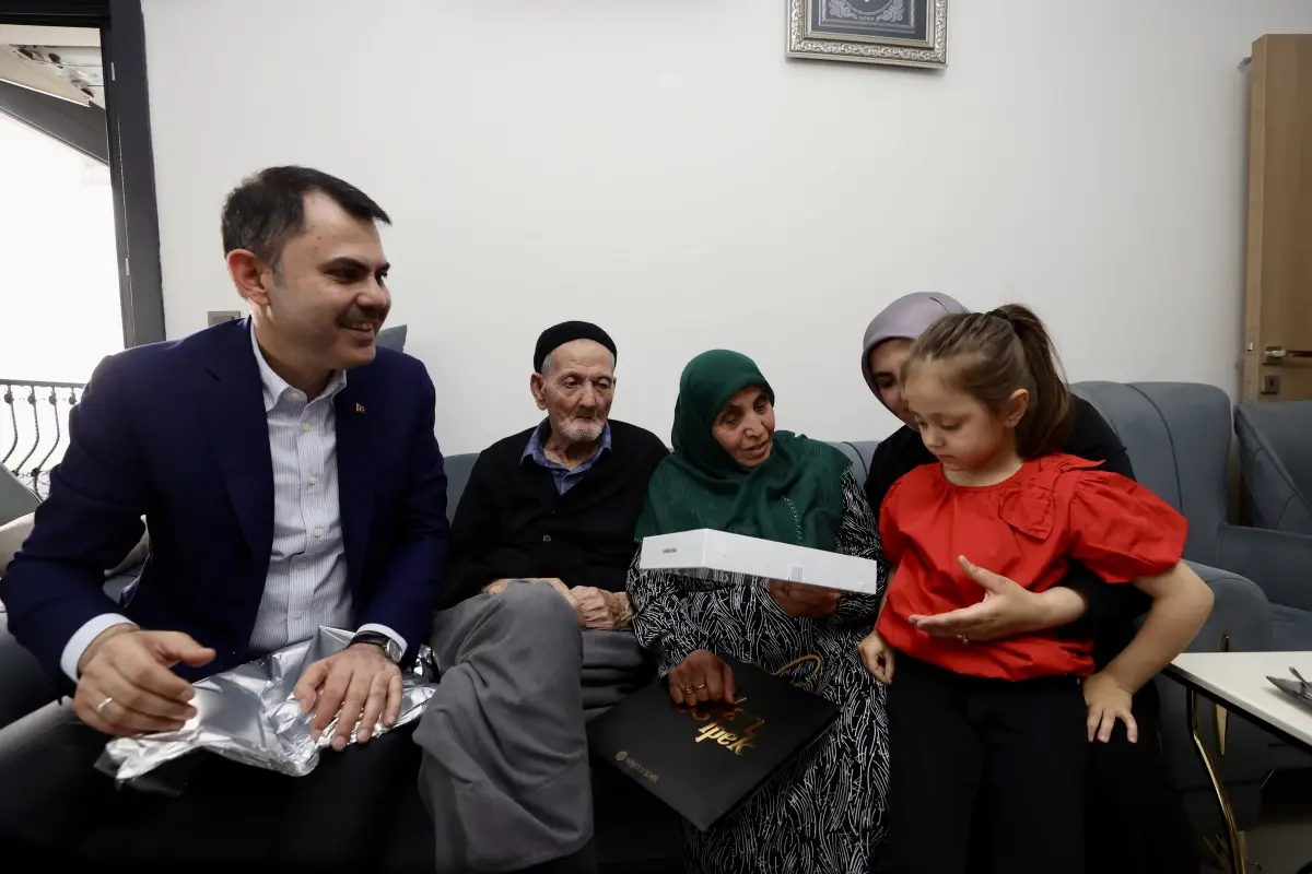 Bakan Kurum, Depremzedeleri Ziyaret Etti