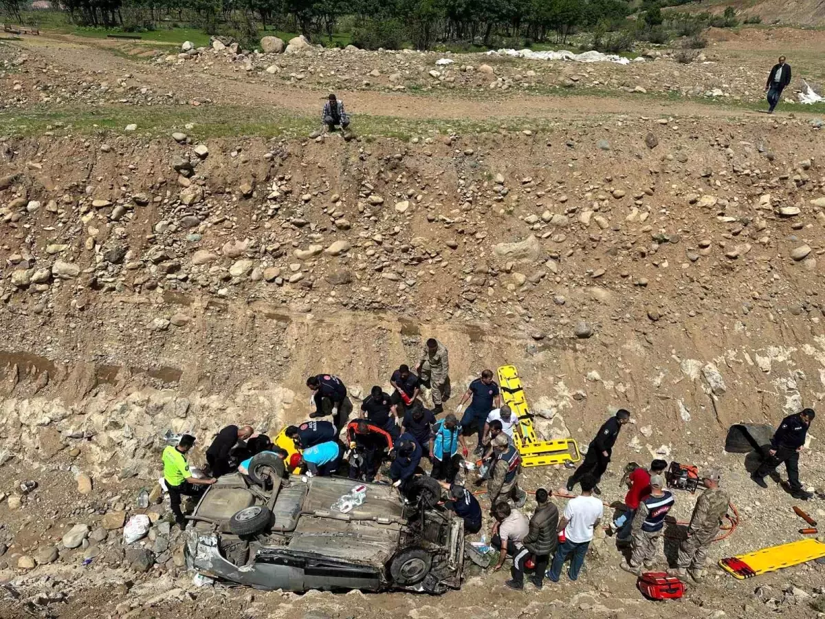 Bingöl\'de Dereye Uçan Otomobilde 7 Yaralı