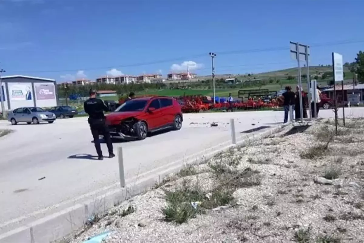 Burdur\'da motosiklet otomobille çarpıştı! 22 yaşındaki genç hayatını kaybetti