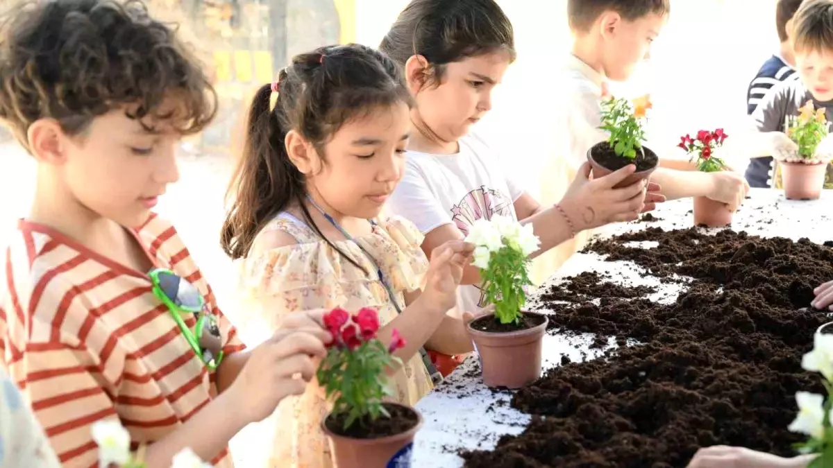 Minik Öğrenciler Fidanlıkta Çiçek Dikti