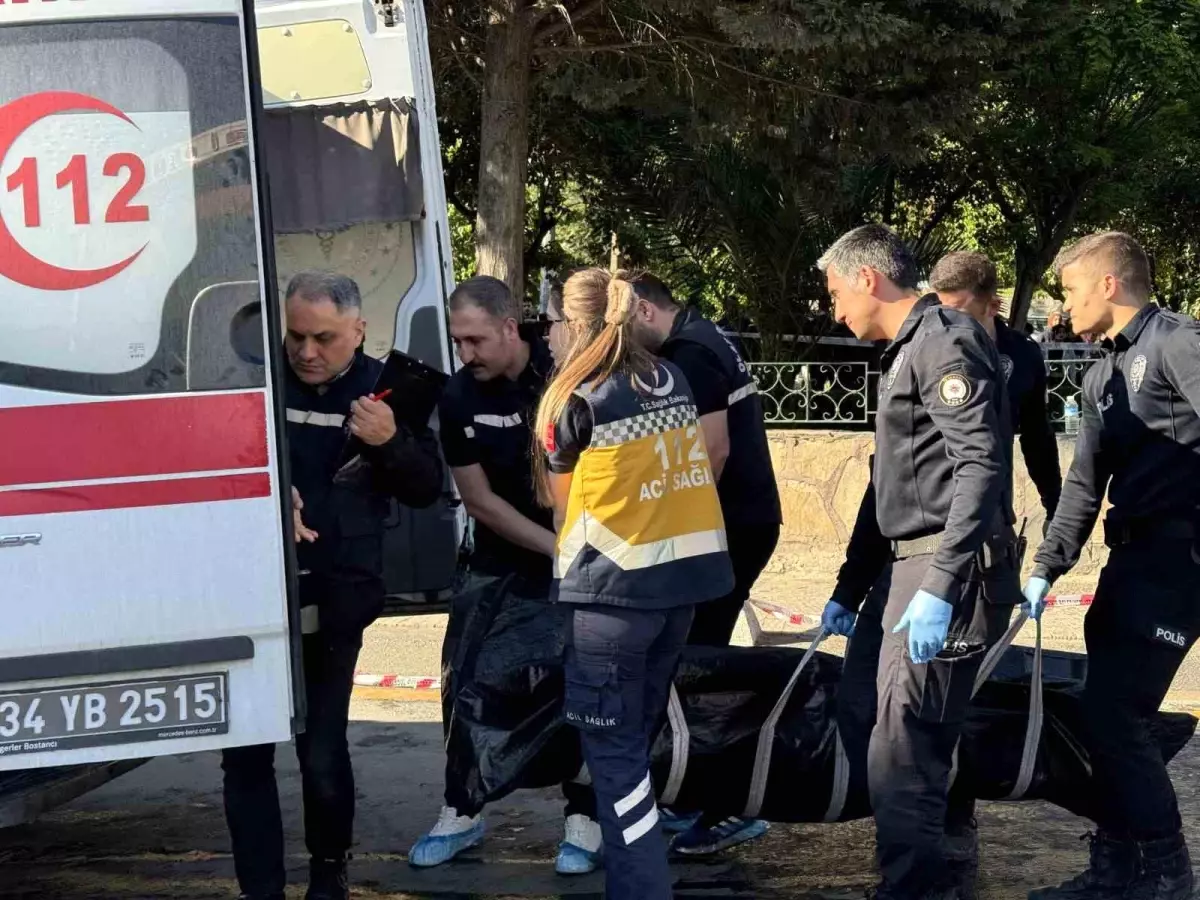 Kağıthane\'de Minibüs Yayalara Daldı: 1 Ölü, 4 Yaralı