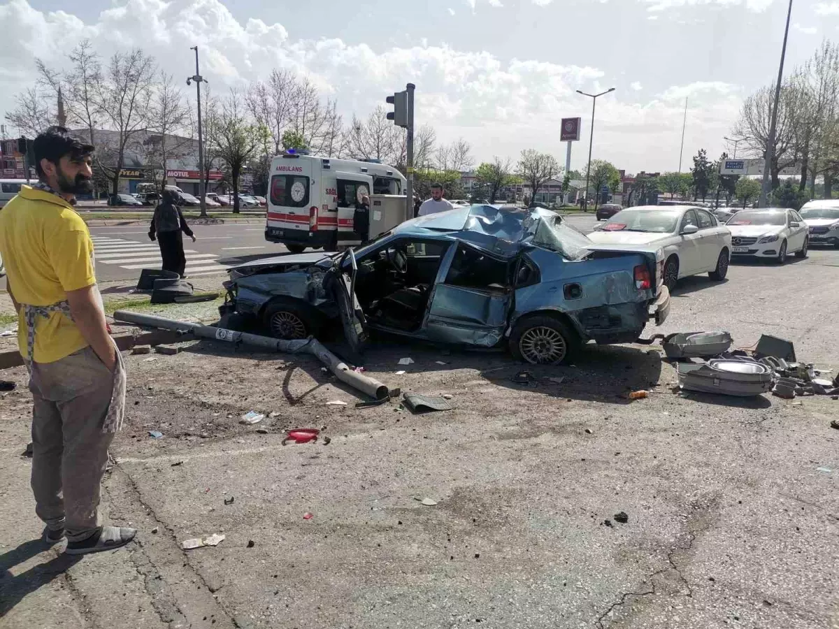 Kayseri\'de Otomobil-Kamyonet Kazası