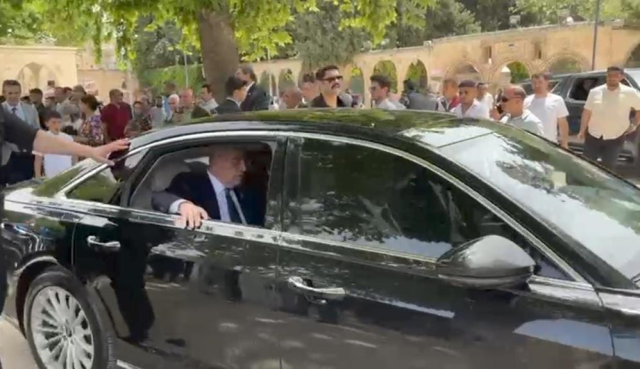 Müsavat Dervişoğlu'ndan kutsal mekanda tepki çeken hareket