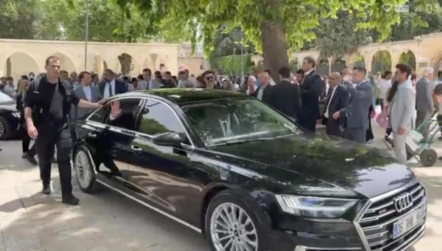 Müsavat Dervişoğlu'ndan kutsal mekanda tepki çeken hareket