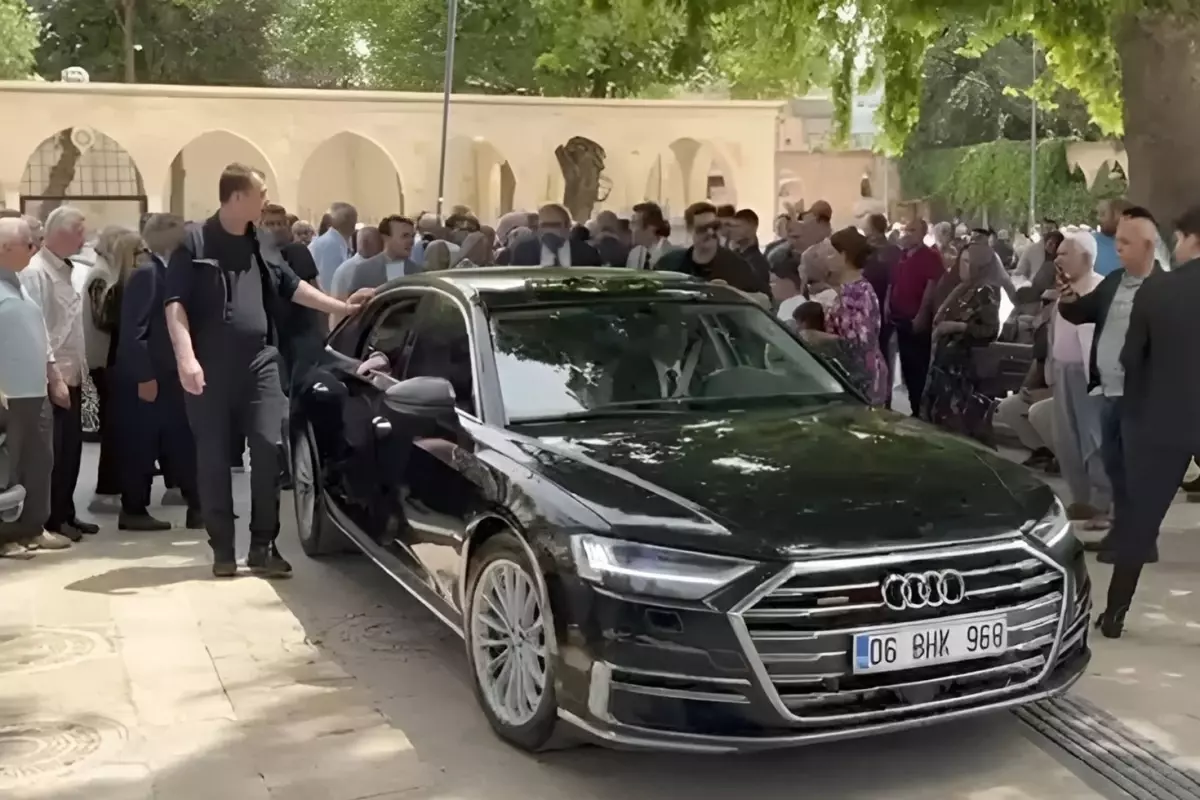 Müsavat Dervişoğlu kutsal mekana makam aracıyla girdi