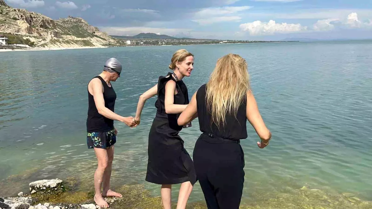 Wilma Elles ve Tuğba Özay, Van Gölü\'ne Girdi