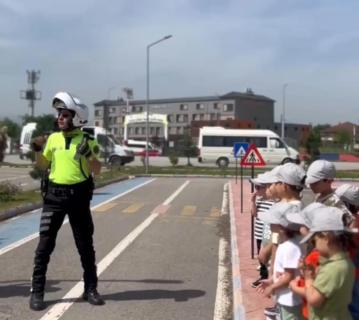 Düzce\'de Trafik Eğitimiyle Çocuklara Sevgi Aşılandı