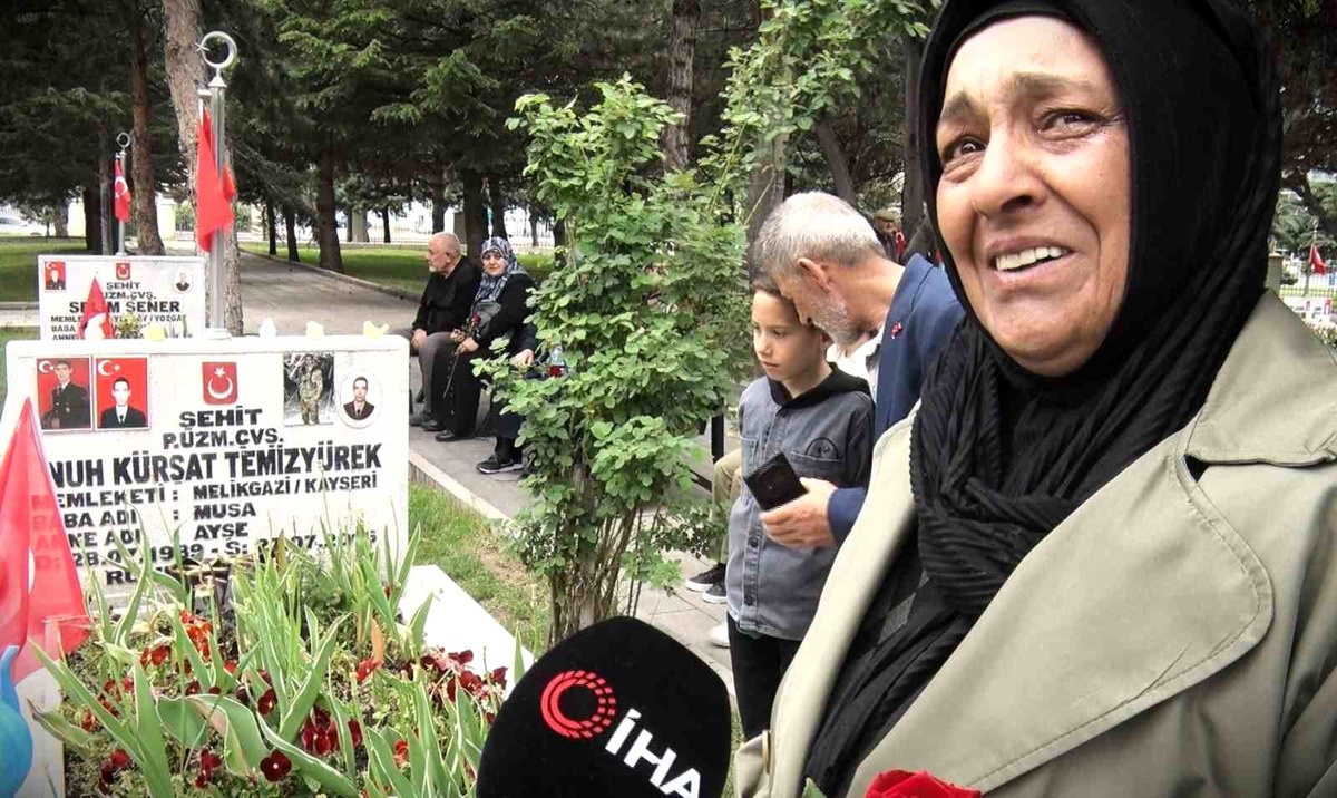 Şehitlikte buruk Anneler Günü
