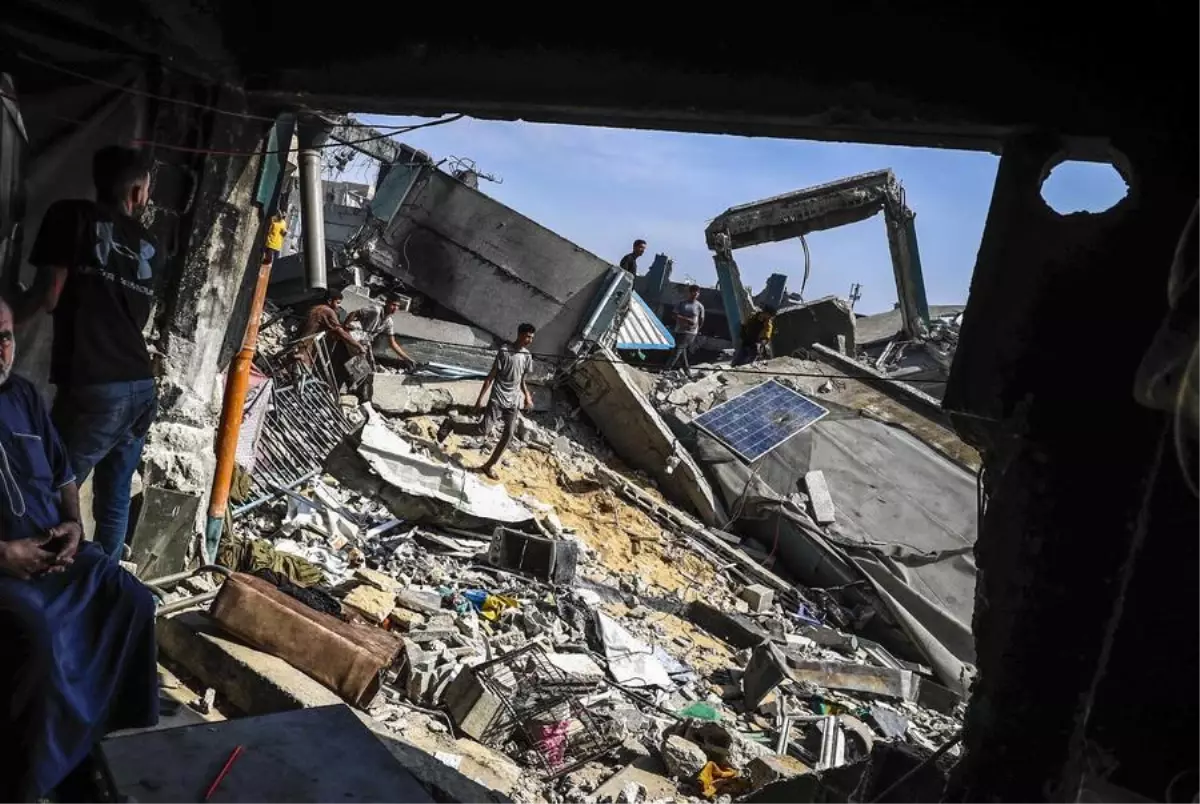 İsrail Hava Saldırısı Gazze\'de Yardım Merkezi Enkazına Döndü