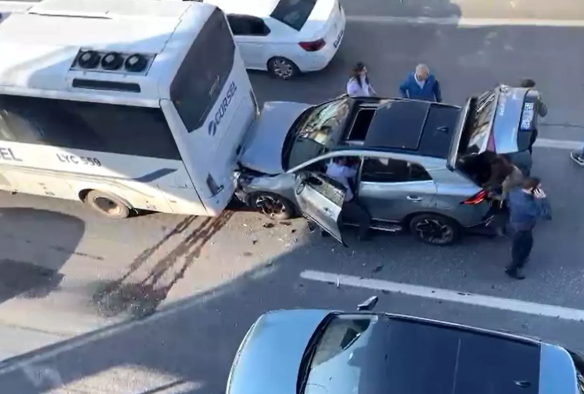 Avcılar\'da Kaza: Otomobil Otobüse Çarptı