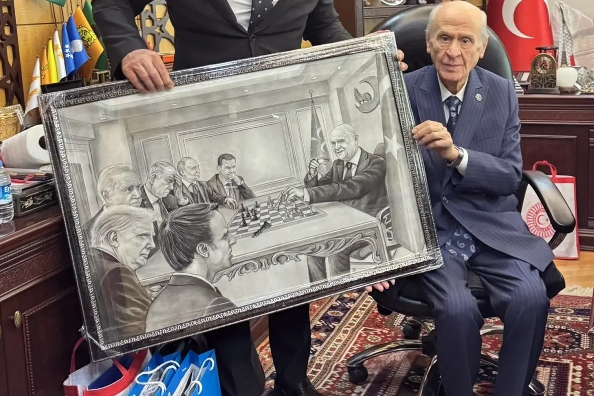 Bahçeli\'ye dikkat çeken hediye! Tüm liderleri mat etti