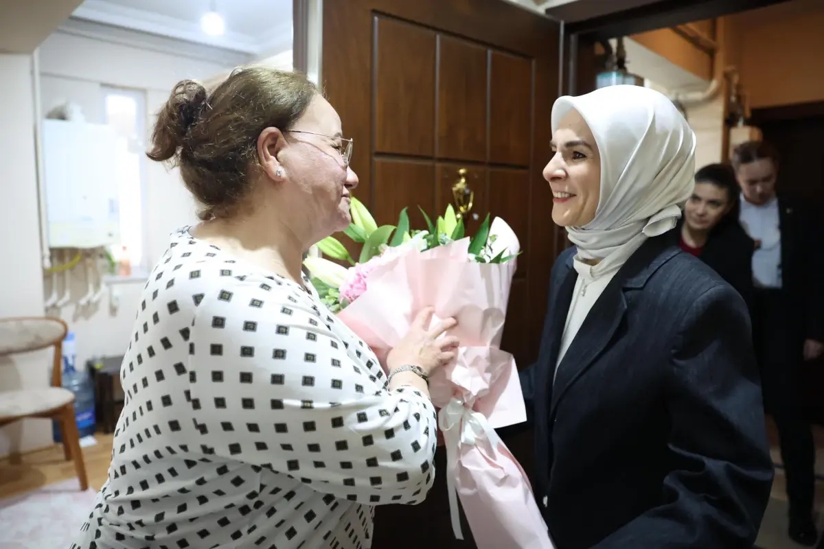 Anneler Günü\'nde Gönüllü Anne Ziyareti
