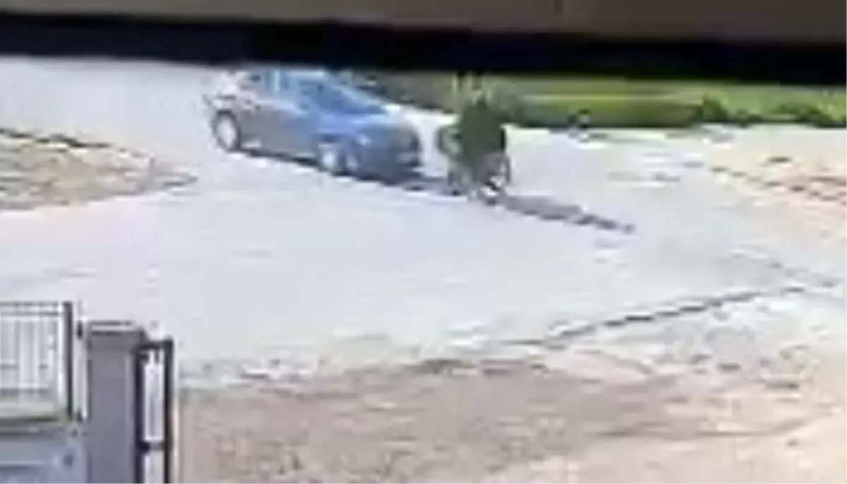 İnegöl\'de Motosiklet ve Otomobil Çarpıştı