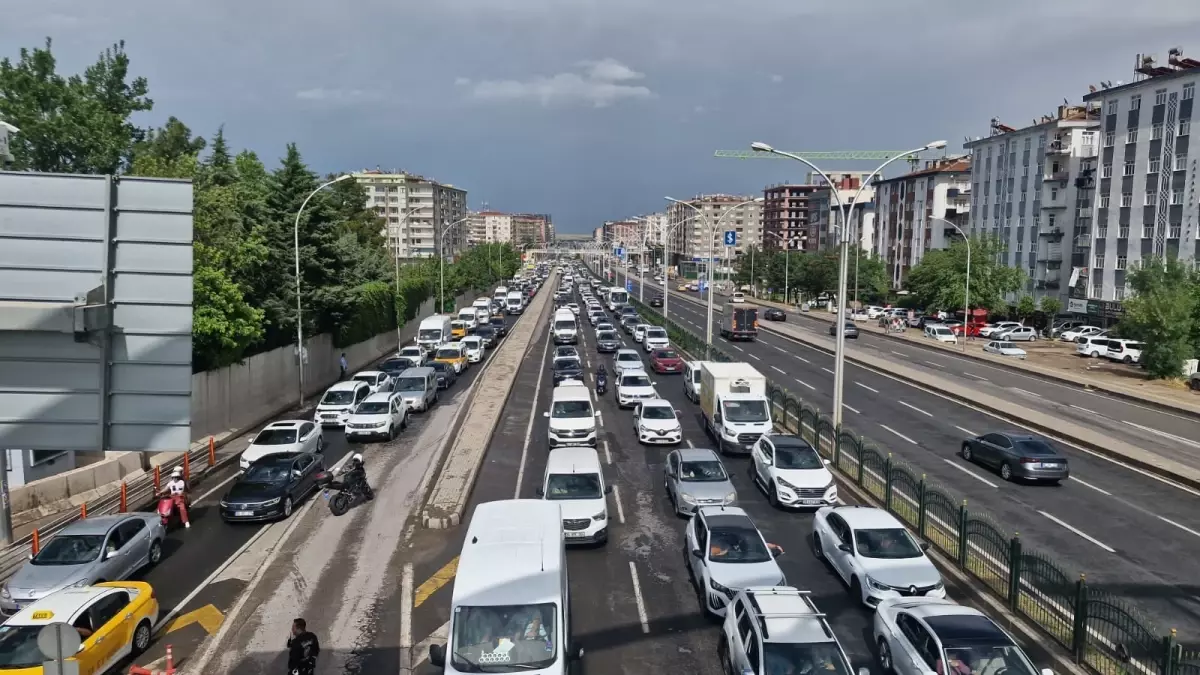 Diyarbakır\'da Sağanak ve Dolu Yağışı