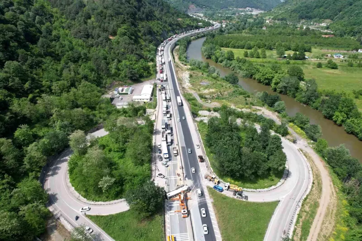 Sakarya\'da Tır Kazası Yol Kapattı