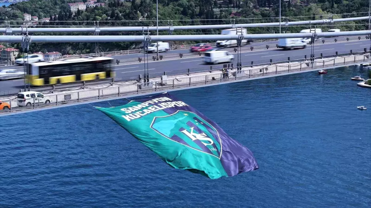 Kocaelispor\'un Şampiyonluk Bayrağı İki Köprüye Asıldı