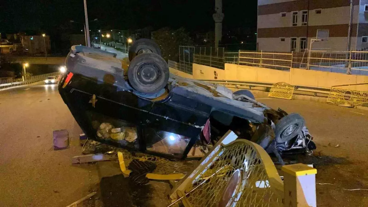 Kontrolden çıkan otomobil demir korkuluğa çarparak ters döndü