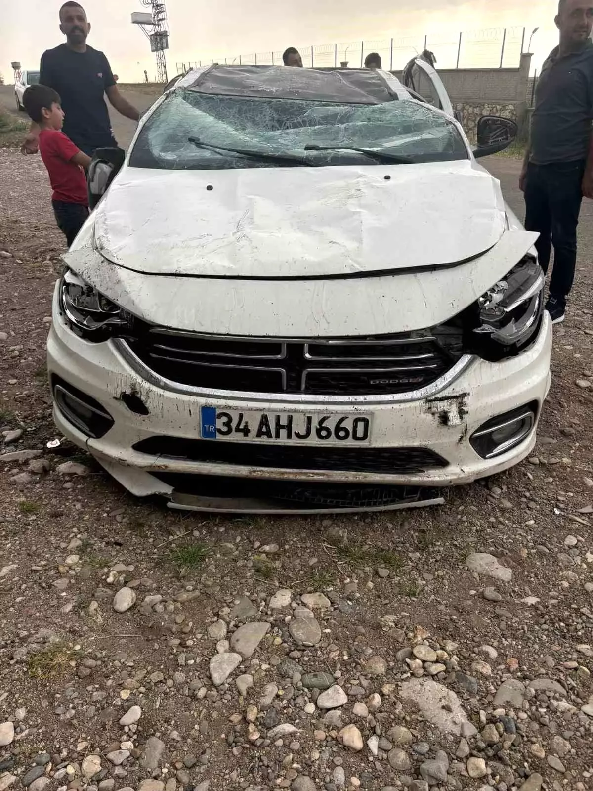 Diyarbakır\'da Köprüden Düşen Otomobilde 3 Yaralı