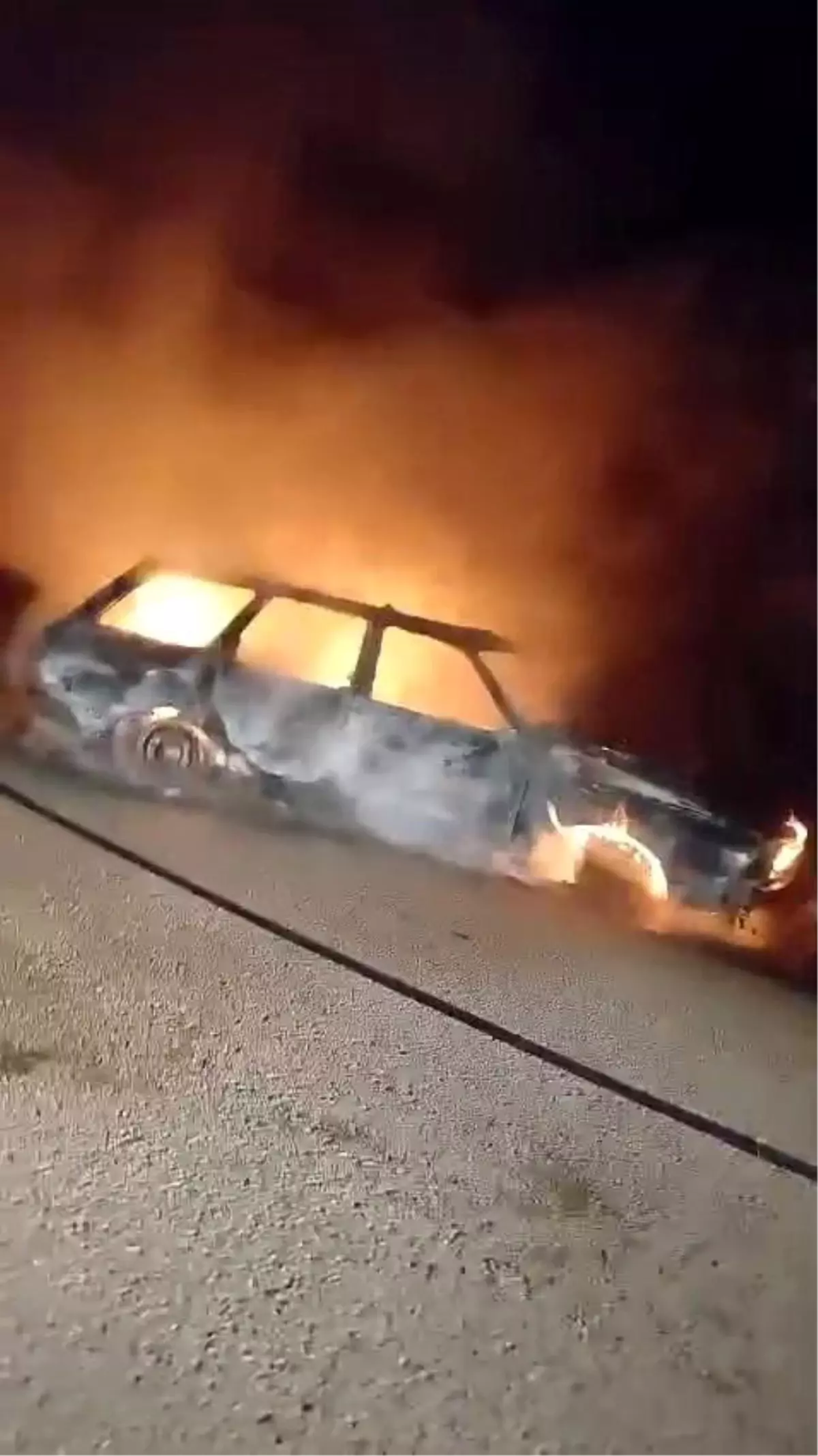 Karabük\'te Motor Kısmından Alev Alan Otomobil Küle Döndü