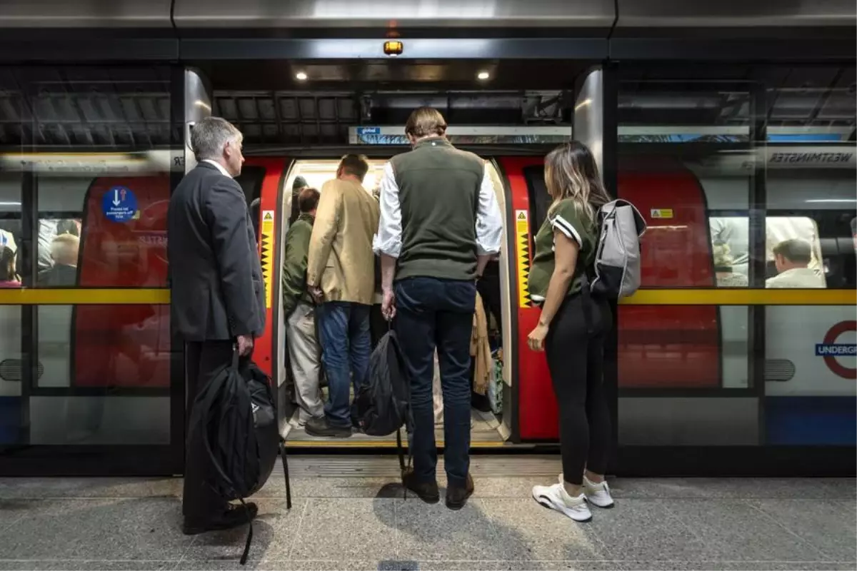 Londra Metro\'sunda Elektrik Kesintisi