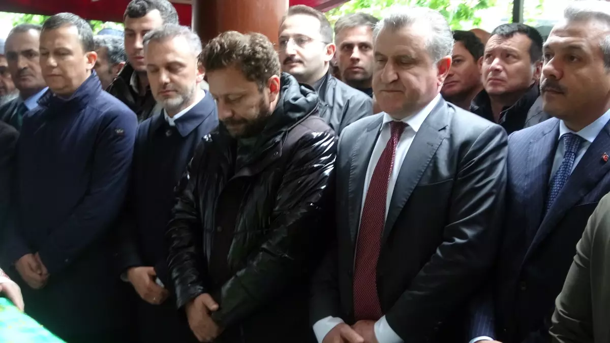 Gençlik ve Spor Bakanı Osman Aşkın Bak, Muhammed Avcı\'nın babasının cenazesine katıldı