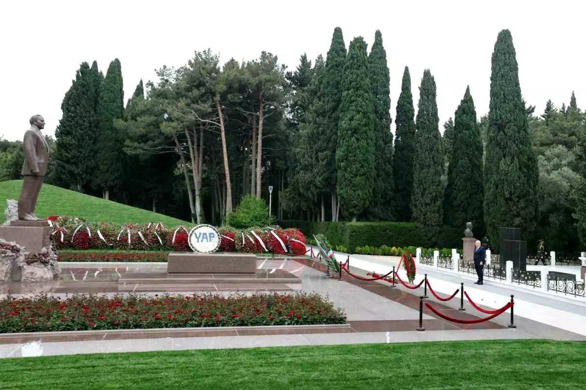 Bakan Güler, Bakü\'de Haydar Aliyev\'in mezarı ve Türk Şehitliği\'ni ziyaret etti