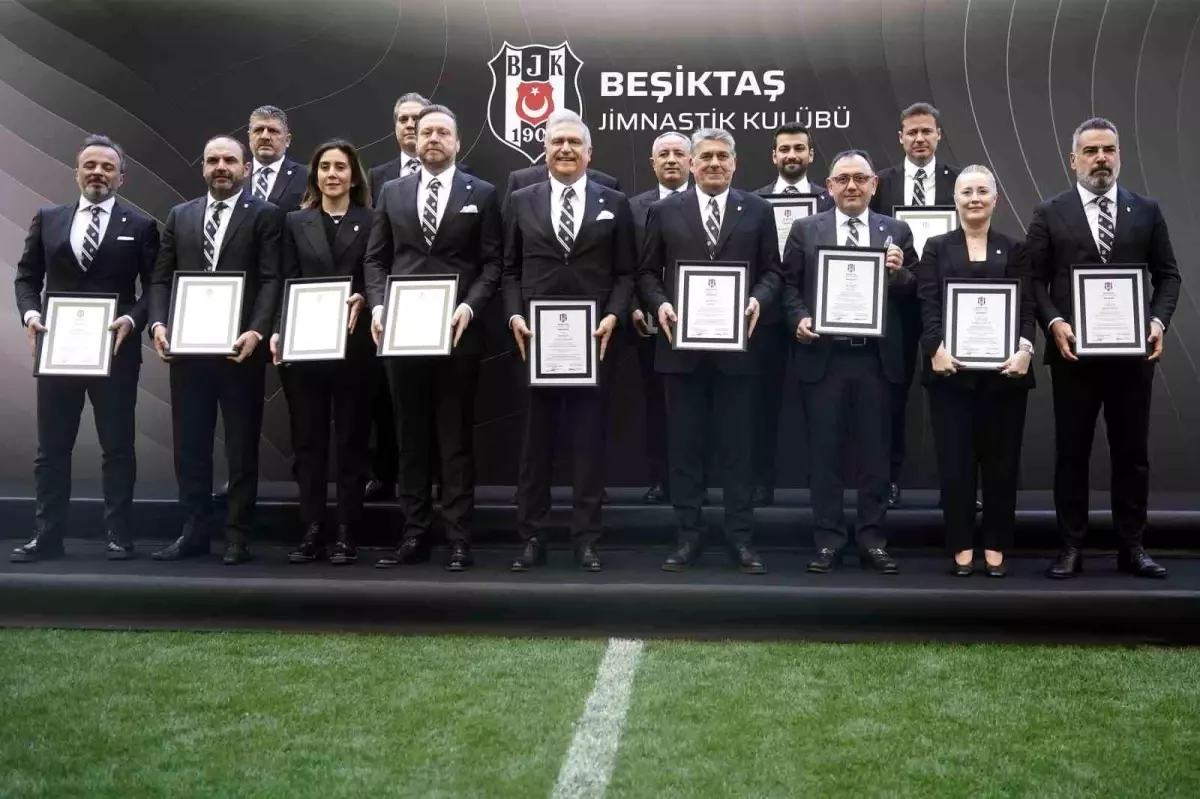 Beşiktaş\'ta Başkan Serdal Adalı ve yönetimi, mazbatalarını aldı
