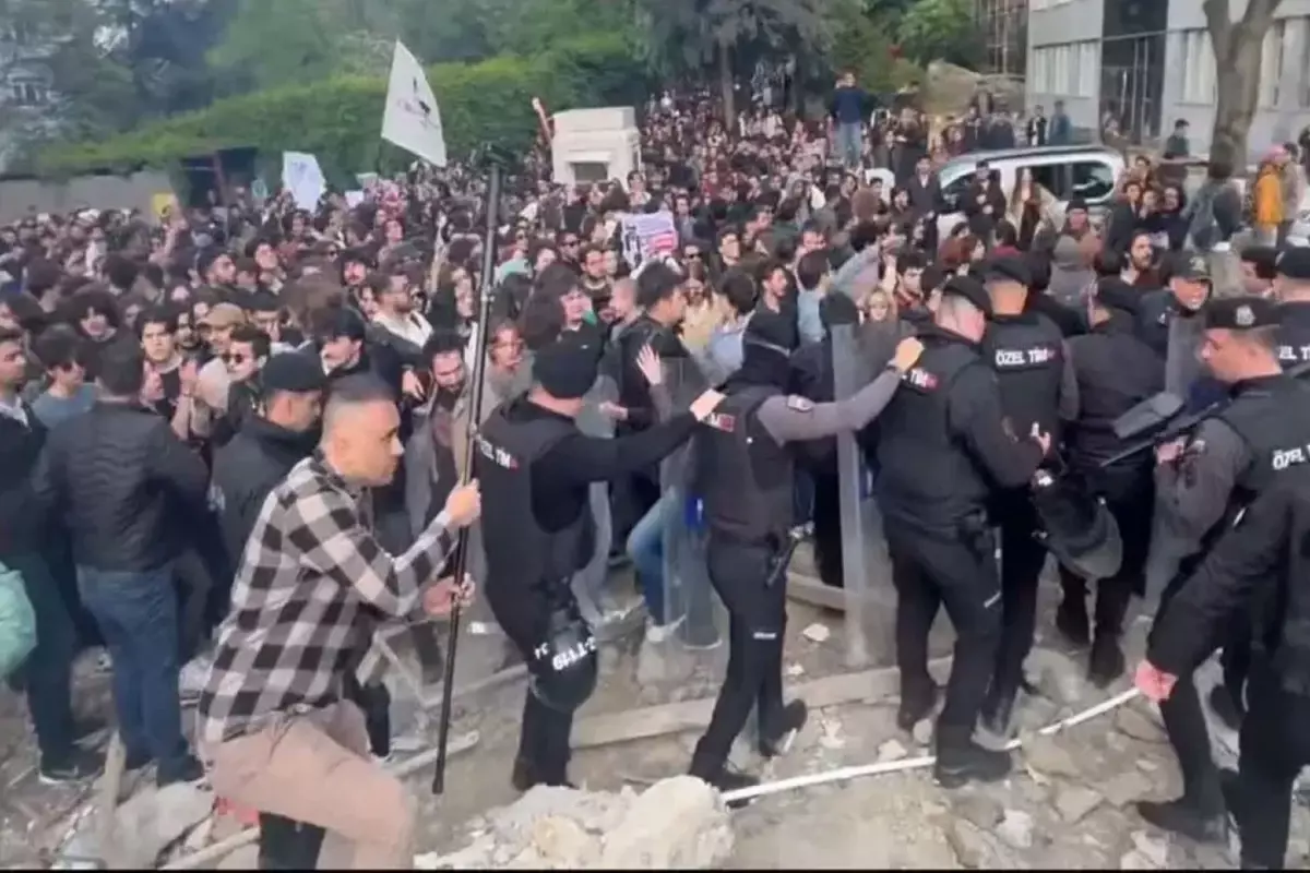 Boğaziçi Üniversitesi\'nde göstericiler polise saldırdı: 13 polis yaralandı, 97 gözaltı