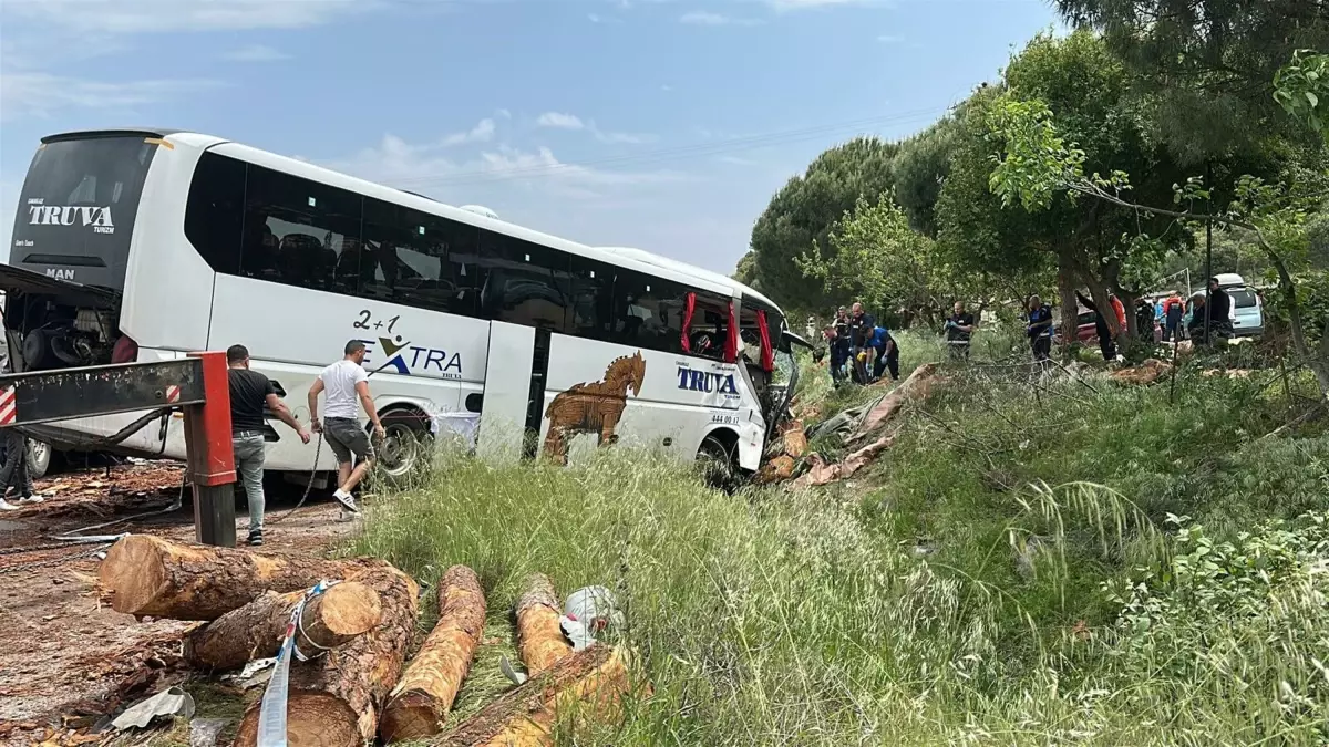 Çanakkale\'de Feci Kaza: 8 Ölü, 21 Yaralı