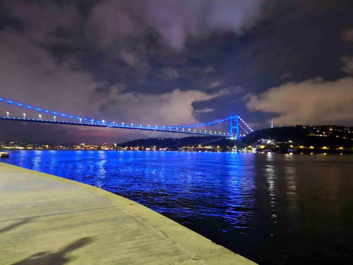 FSM Köprüsü Engelliler Haftası İçin Mavi Işıkla Aydınlatıldı