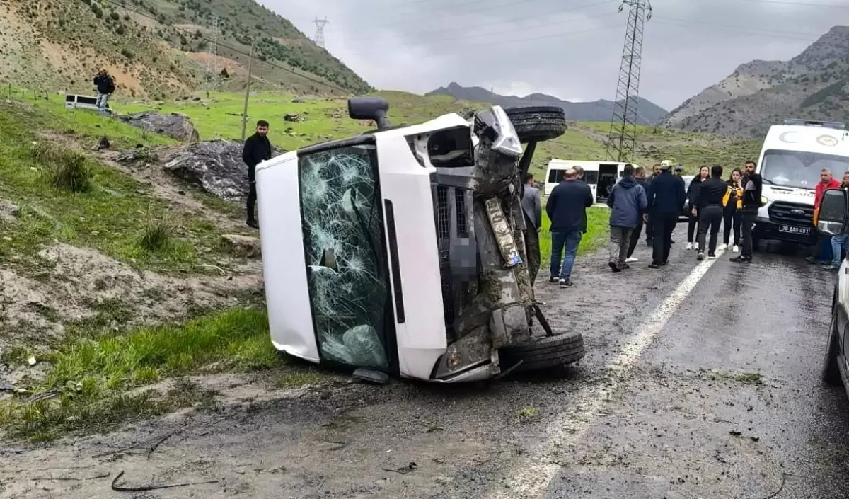 Hakkari\'de Servis Aracı Devrildi: 7 Öğrenci Hastaneye Kaldırıldı