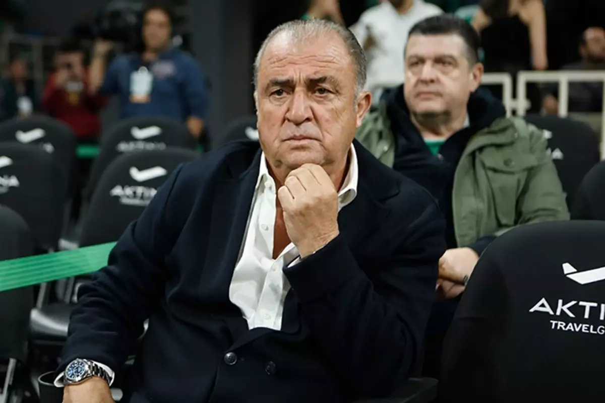 Herkes Fatih Terim\'in evinin bahçesine astığı bayrağı konuşuyor