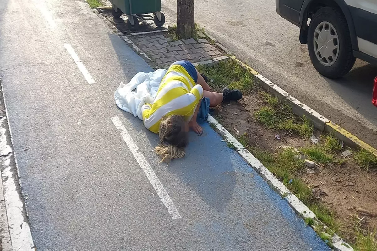 Otomobilden atılan kadın baygın bulundu