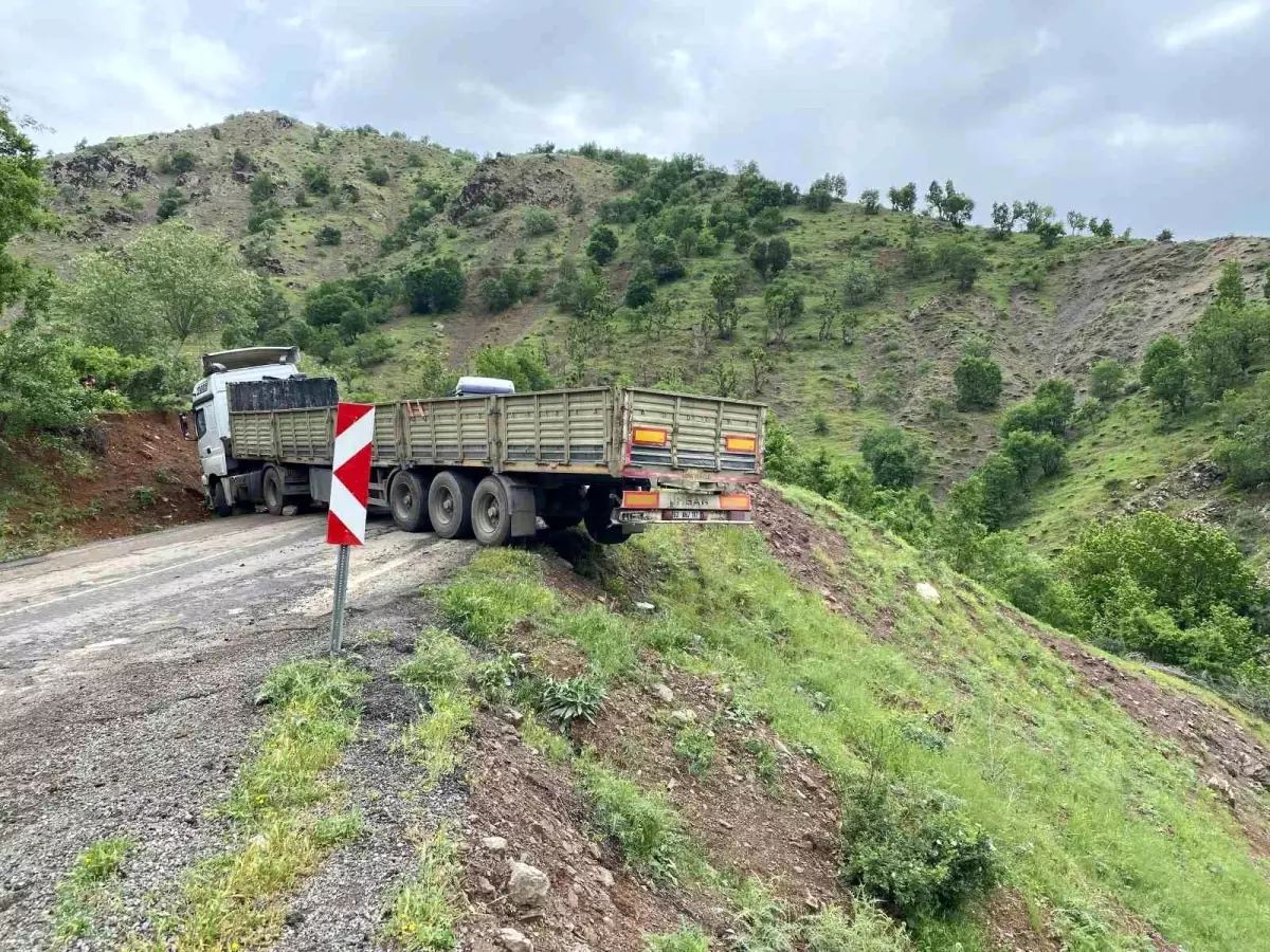 Derecik\'te Mahsur Kalan Tır Kurtarıldı