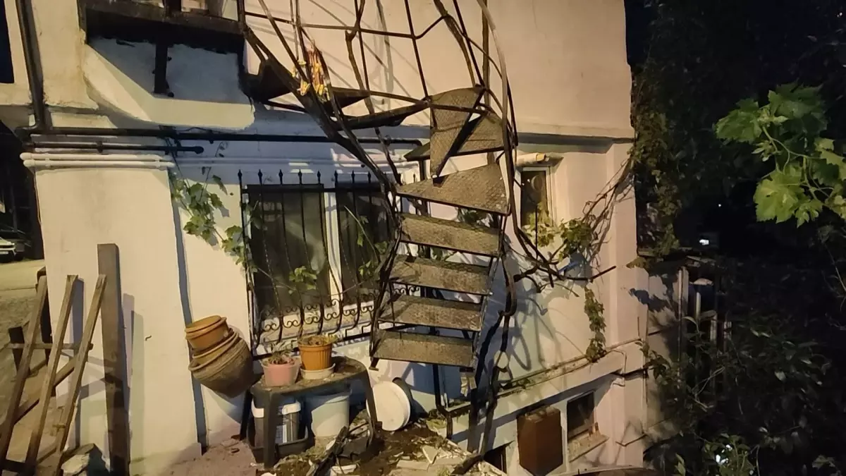 Beşiktaş\'ta Cip Bina Boşluğuna Uçtu