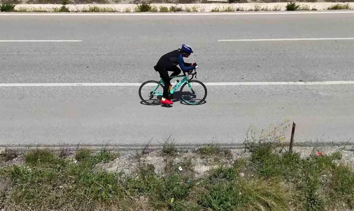 Çanakkale\'den aldığı şehitlik toprağını Samsun\'a ulaştırmak için pedal çeviriyor: 900 kilometreyi geride bıraktı