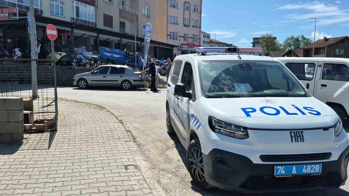 Bartın\'da Ters Yolda Kaza: 11 Yaşındaki Çocuk Yaralandı