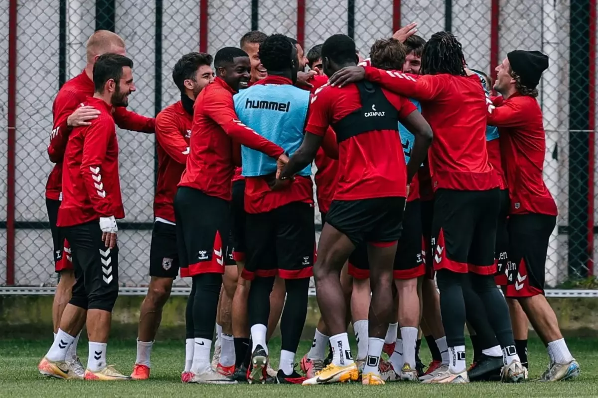 Galatasaray kazandı, Samsunspor Avrupa\'yı garantiledi