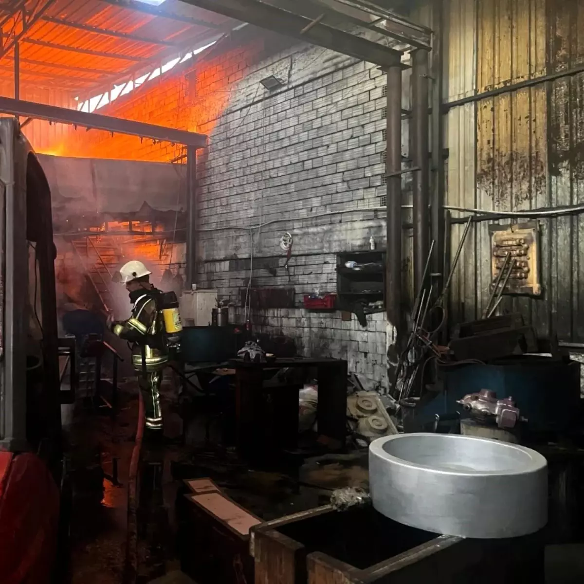 İzmir\'de Metal Döküm Atölyesinde Yangın