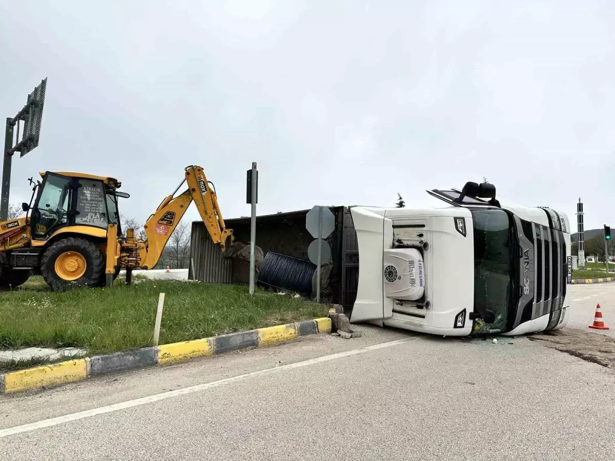 Kastamonu\'da Tır Devrildi, Sürücü Yaralandı