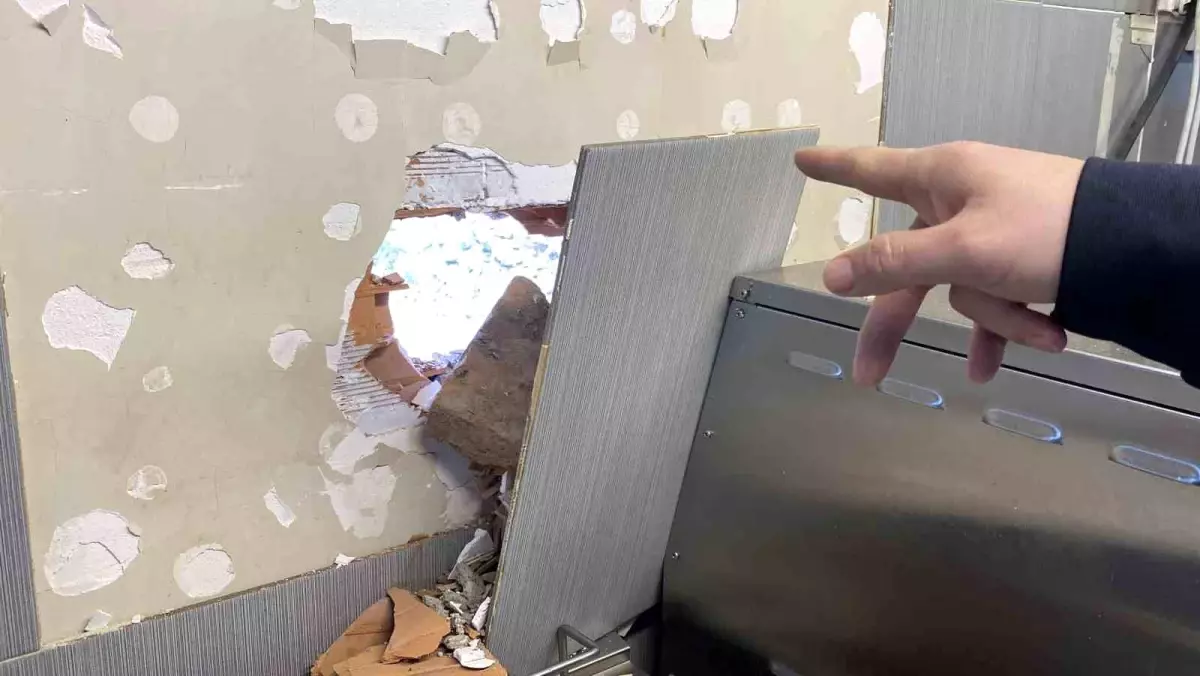 Kepçe İş Yerine Çarptı