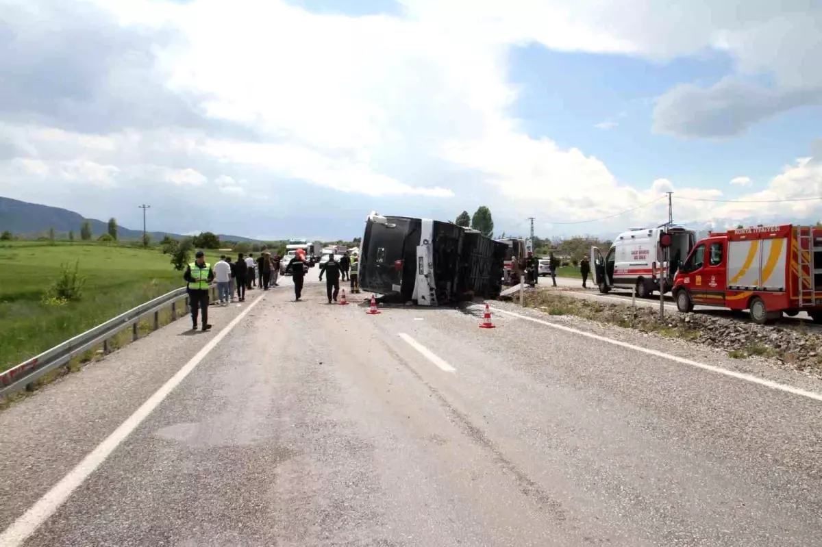 Beyşehir\'de Otobüs Devrildi: 13 Yaralı
