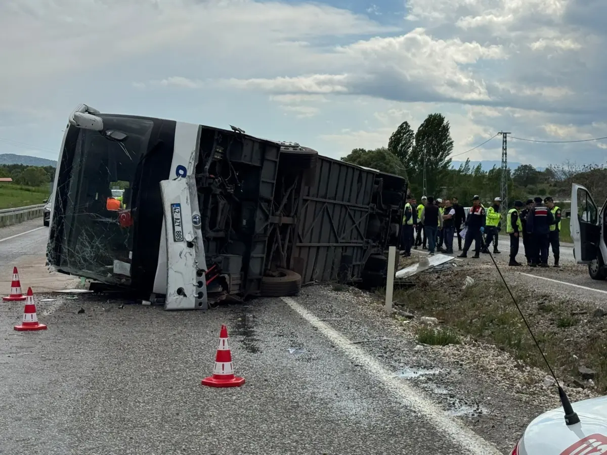 Beyşehir\'de Otobüs Devrildi: 14 Yaralı