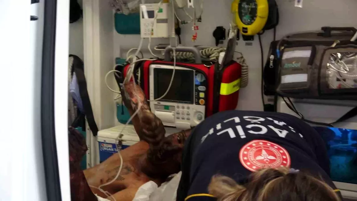 Antalya\'da Korku Evinde Yangın: 3 Çalışan Yaralandı