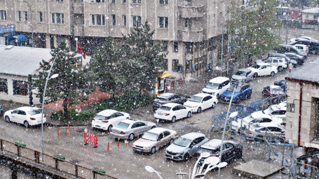 Mayıs ayında kar sürprizi! Kent merkezi beyaza büründü